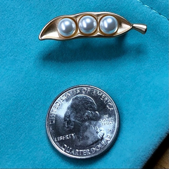 Sold. 🪲PEAS IN A POD BRUSHED GOLDEN BROOCH PIN - Picture 8 of 15